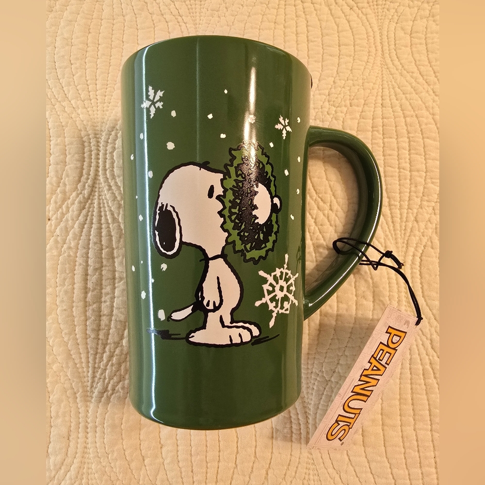NWT Peanuts Snoopy With Wreath Christimas Ceramic Mug W/Lid, 17 Oz